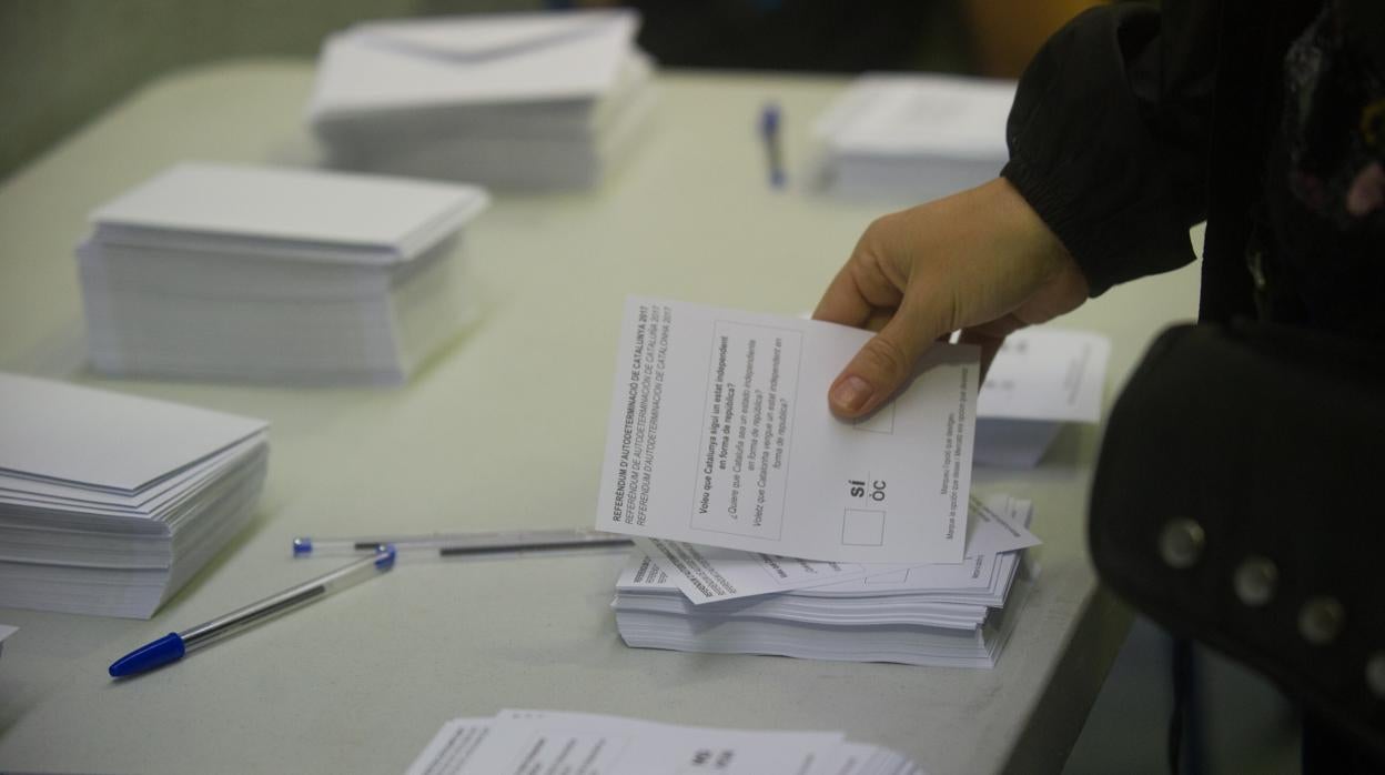 Papeletas para las votaciones del referéndum del 1 de octubre en un colegio de Barcelona