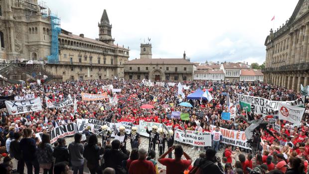 Miles de personas protestan en Santiago contra la mina de Touro