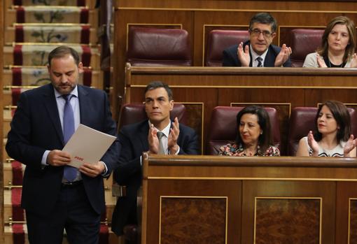 Ábalos pasa junto a Pedro Sánchez durante el debate de la moción de censura a Rajoy