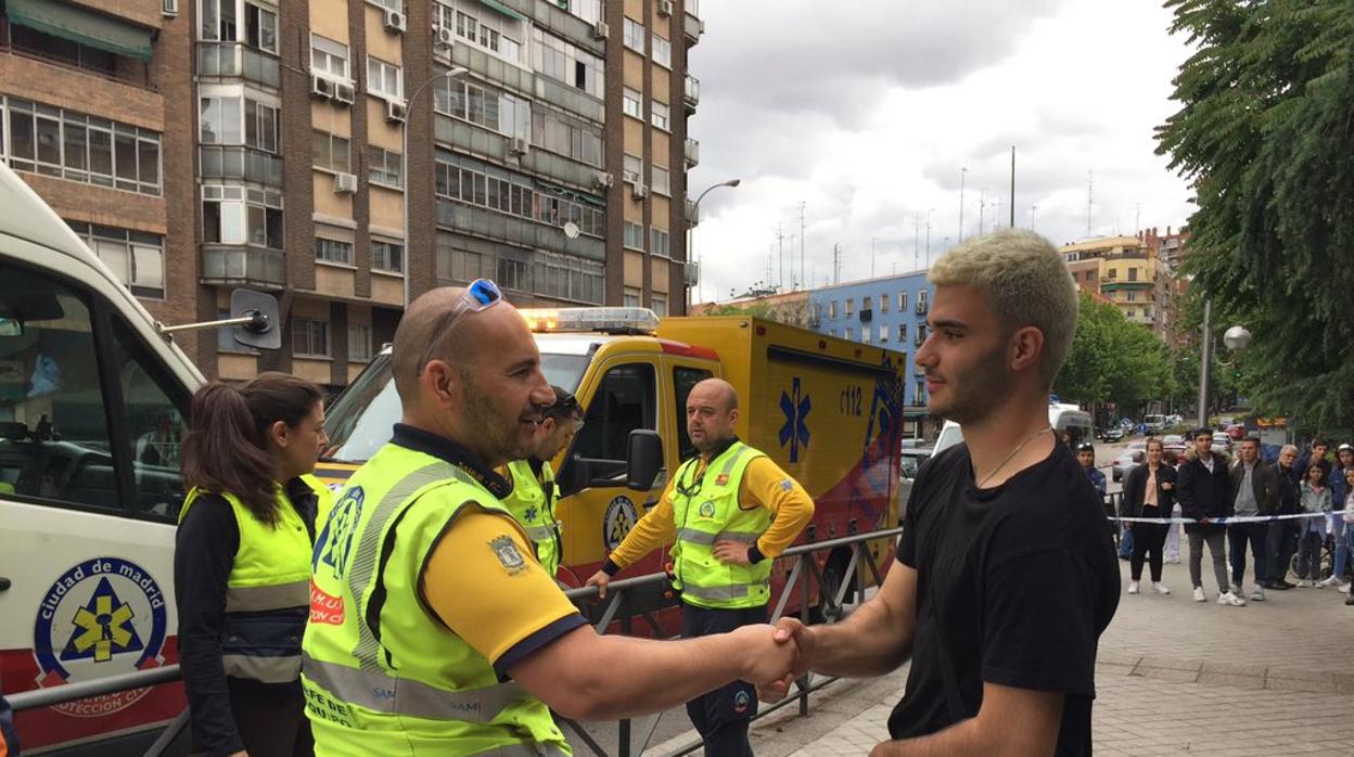 El joven recibe la felicitación de uno de los profesionales desplazados