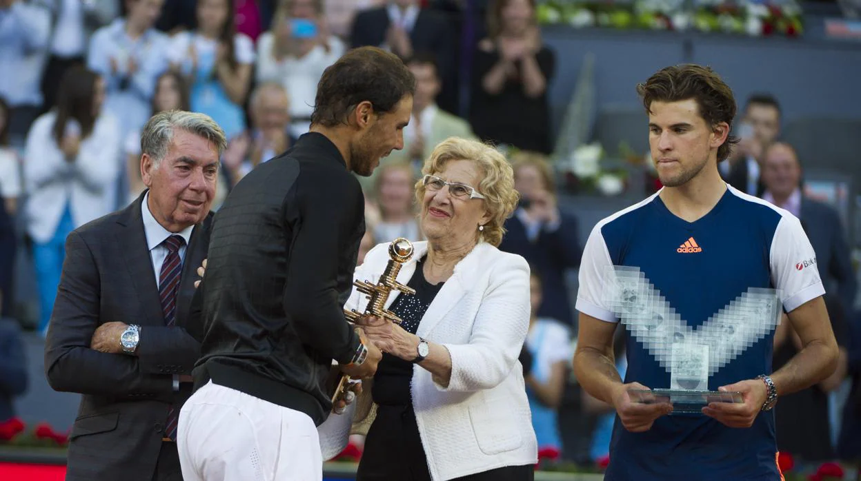 Manuela Carmena entrega el trofeo del Open de Tenis a Rafael Nadal, en presencia de Manolo Santana