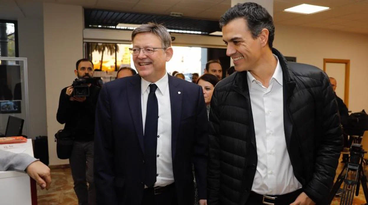 Ximo Puig y el nuevo presidente del Gobierno central, Pedro Sánchez, en una visita de este último a Valencia