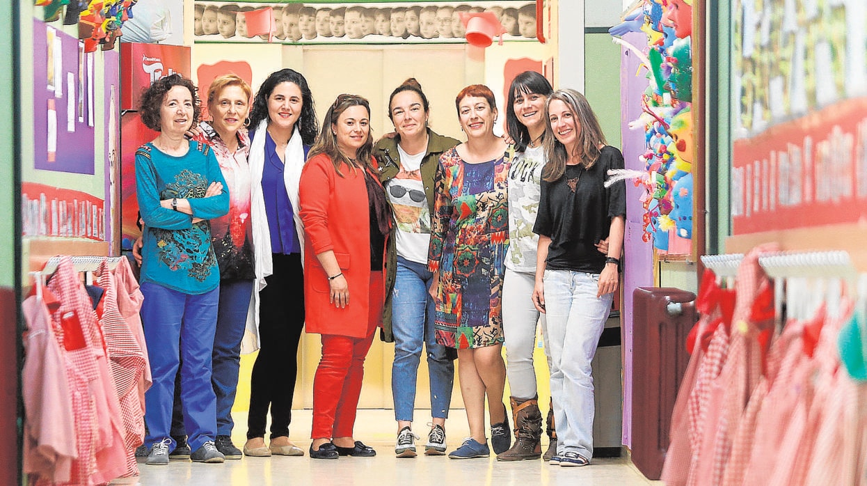 Marila Aleixandre, izquierda, con Ángeles Vidal, Sandra Otero, Silvia González, Sandra Real, Dolores Vázquez, Laura Valiño y Sabela Fernández