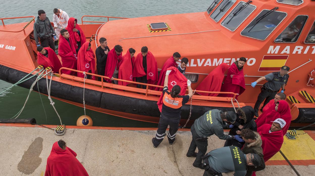 Varios agentes de la Guardia Civil se lanzan al mar para salvar a un inmigrante en Tarifa (Cádiz)