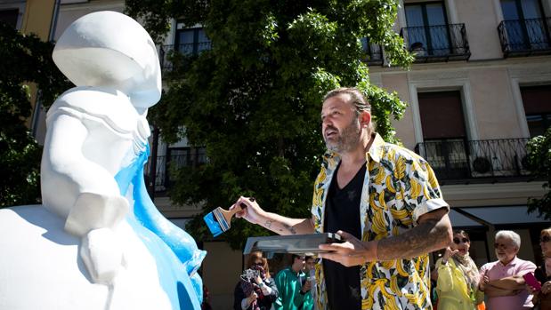 Un artista pinta en directo una menina vandalizada frente al Reina Sofía