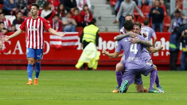 Los jugadores del Real Valladolid celebran uno de los dos goles marcados en el partido de este pasado domingo contra el Sporting de Gijón