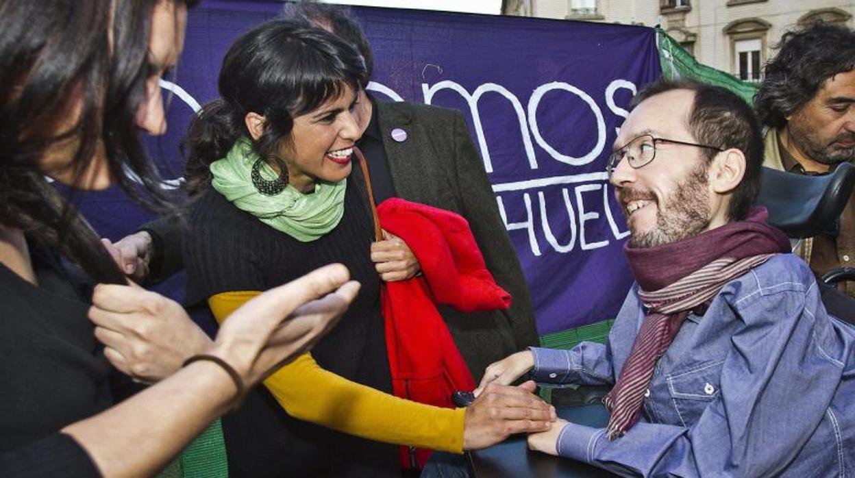 La líder de Podemos Analucía, Teresa Rodríguez, saluda al secretario de Organización de Podemos, Pablo Echenique