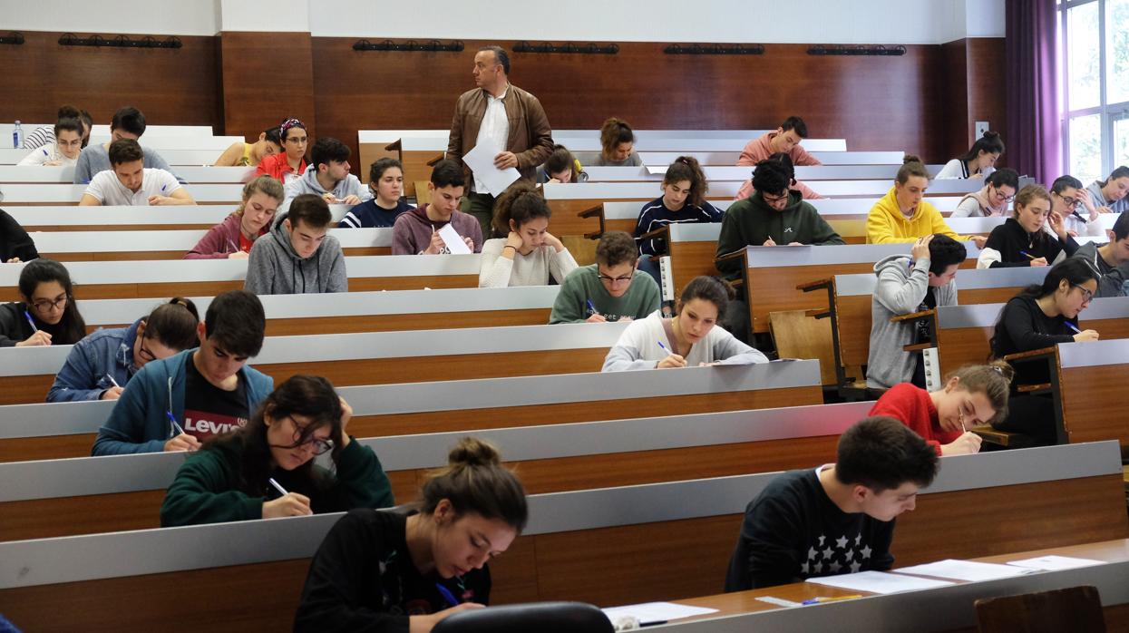 Alumnos realizando las pruebas de acceso a la Universidad en la Facultad de Medicina en Santiago