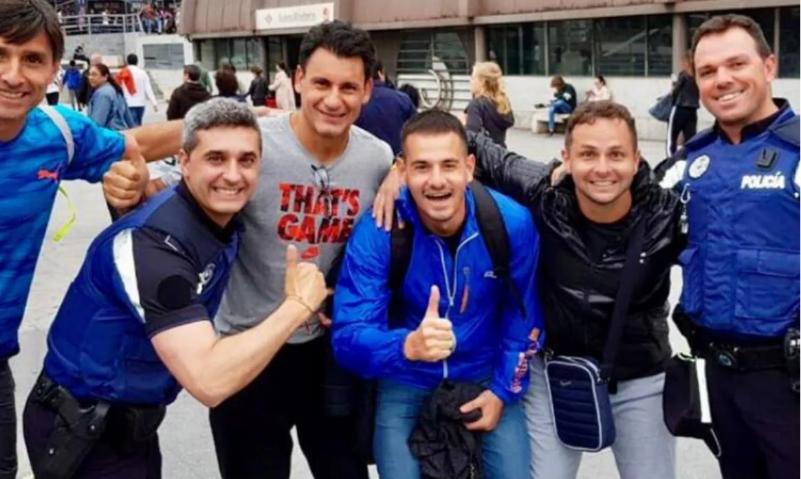 Los aficionados argentinos se tomaron una fotografía de agradecimiento con los agentes