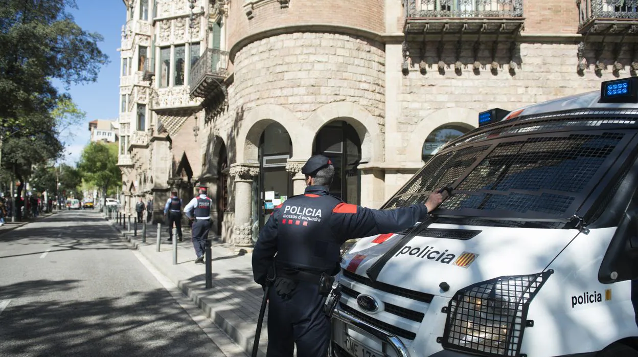 Sede barcelonesa del Diplocat, acordonada por los Mossos cuando la registradó la Guardia Civil en abril