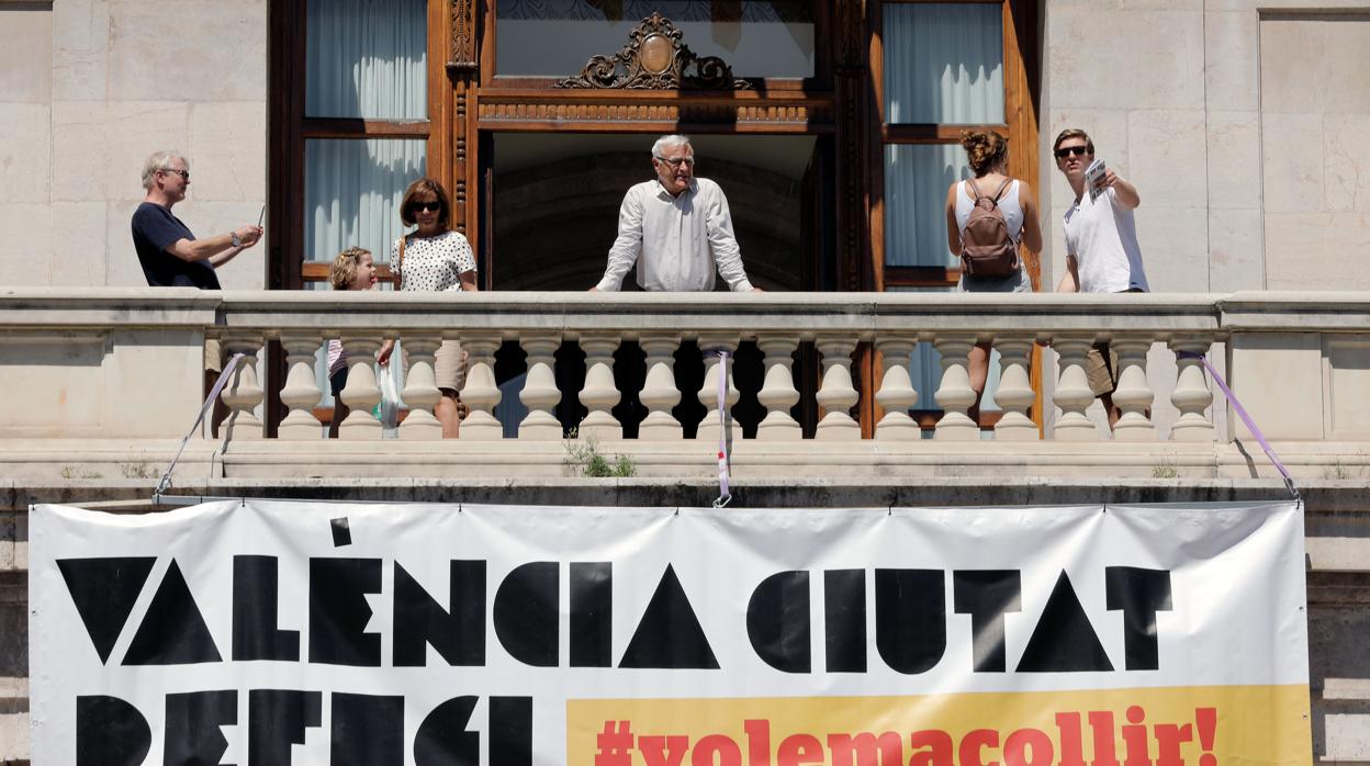 Imagen de Joan Ribó tomada este martes en el balcón del Ayuntamiento de Valencia