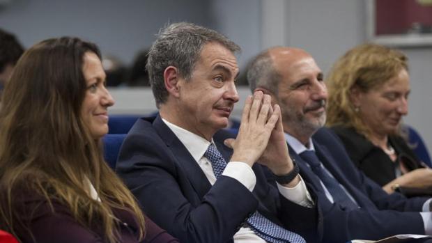 Zapatero contradice a los barones del PSOE y apuesta por una «respuesta singular» para Cataluña