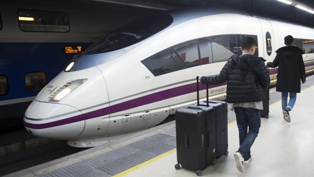 Doce trenes AVE con 2.500 viajeros, afectados por una avería en la línea Madrid-Barcelona