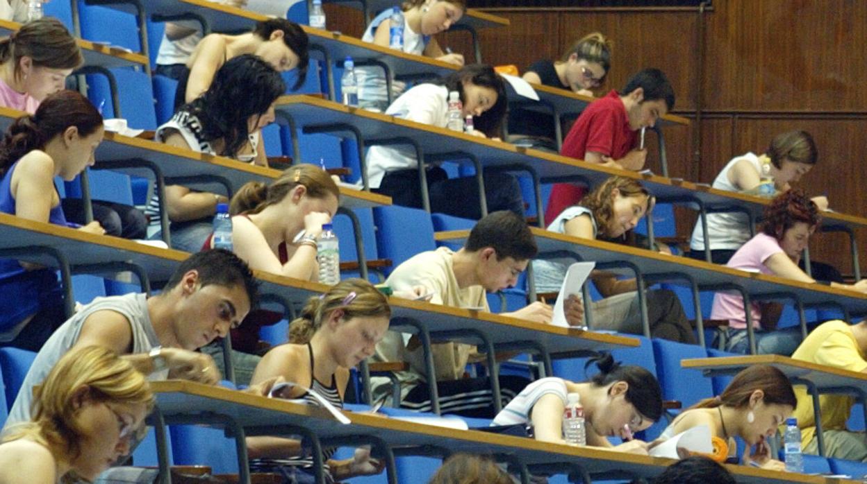 Estudiantes durante un examen de Selectividad