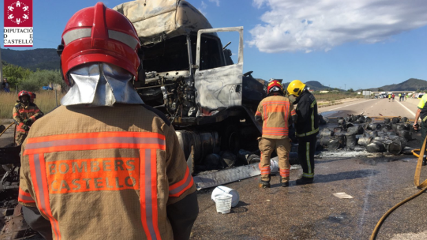 Muere atrapado en su camión incendiado en un accidente con otros dos camiones