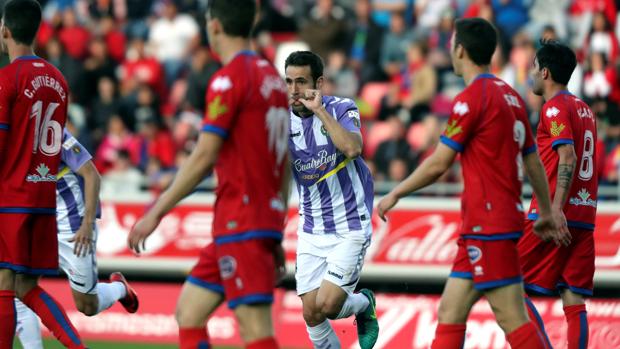 El Real Valladolid golea 0-3 al Numancia y pone pie y medio en Primera