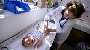 Una pediatra pasando consulta