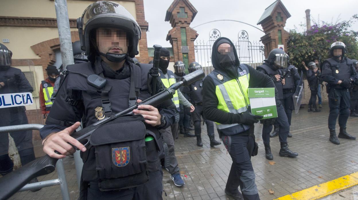 Policías nacionales en Hospitalet de Llobregat días antes del 1-O