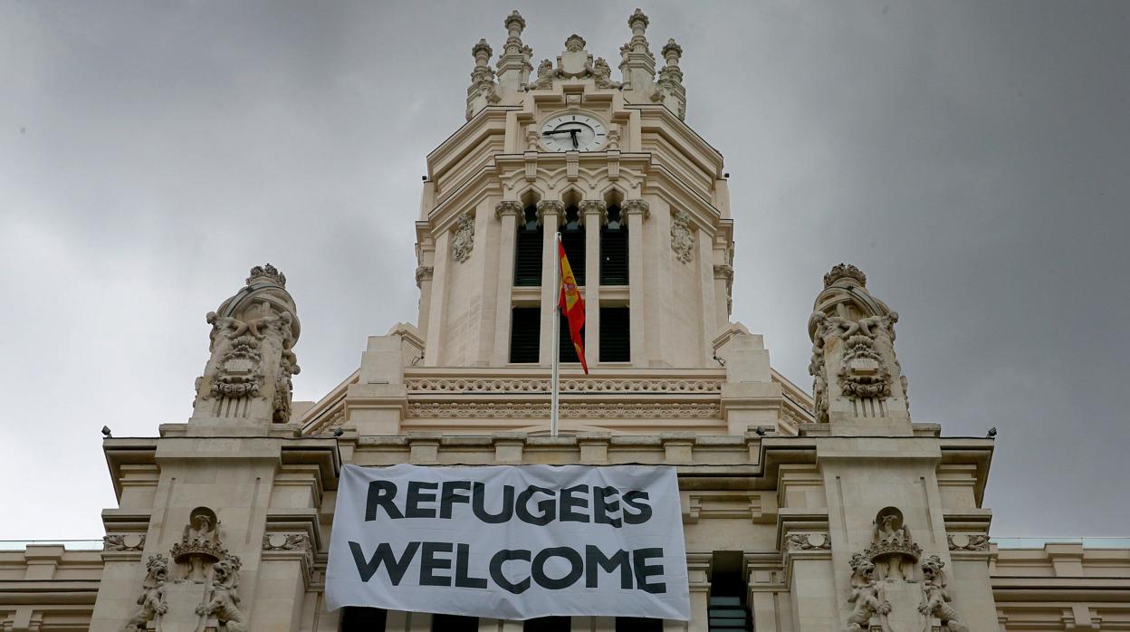 Pancarta dando la bienvenida a los refugiados que se instaló en el Ayuntamiento de Madrid en septiembre de 2015