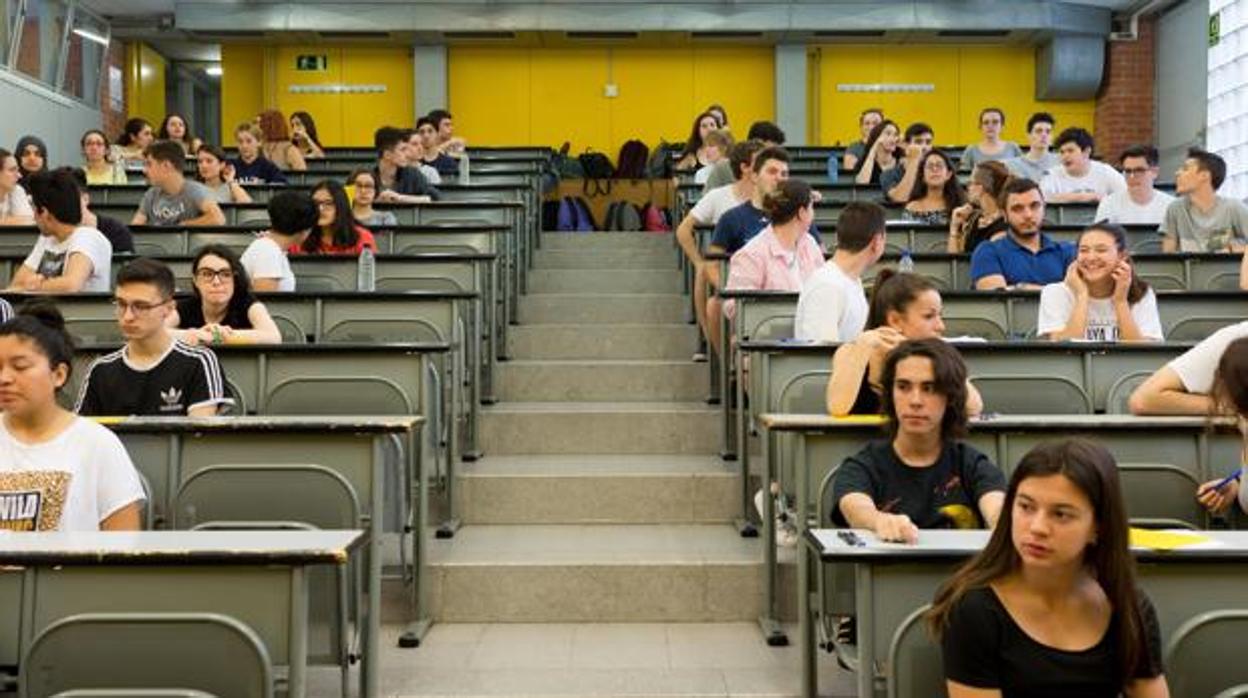 Estudiantes a punto de realizar una de las pruebas