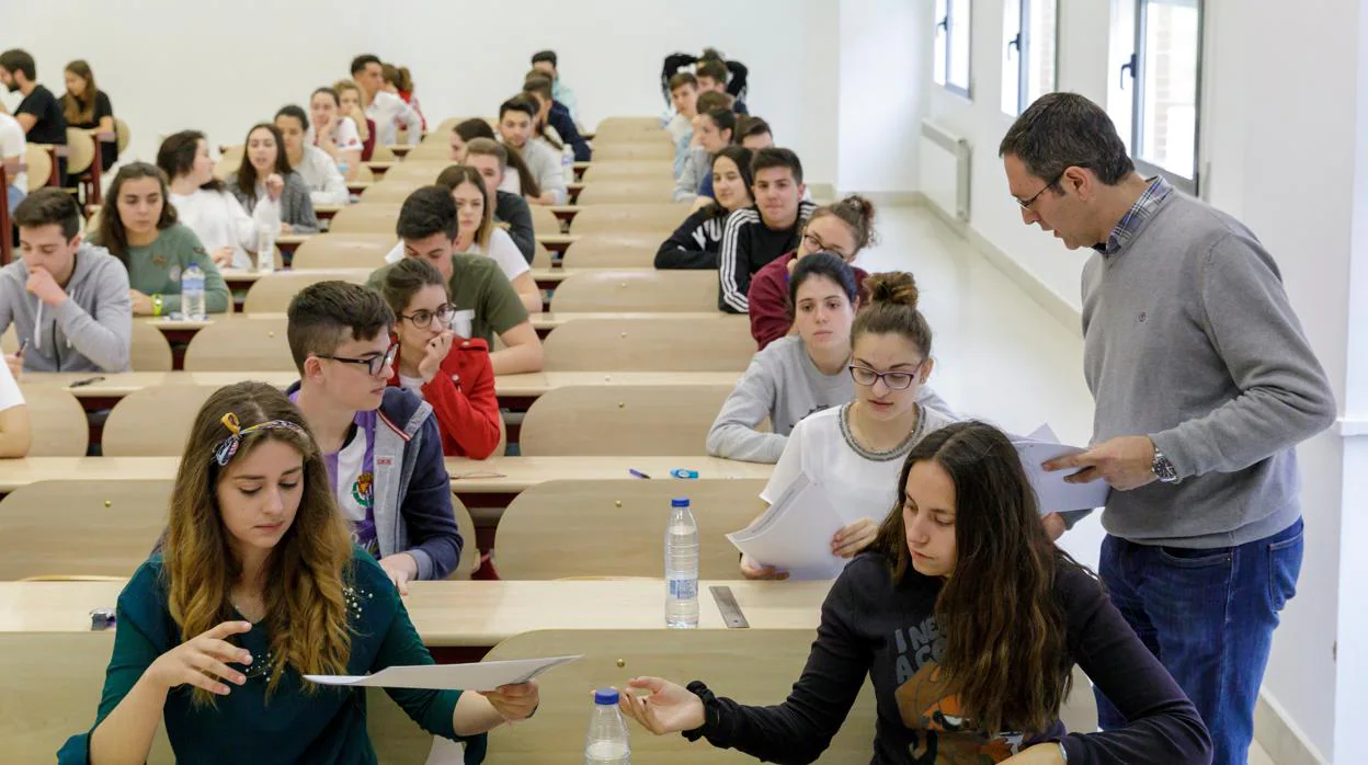 Estudiantes durante el examen de la EBAU, en Valladolid