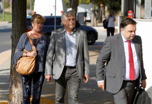 El empresario Alberto Gomar, con su pareja y su abogado, antes de testificar en Benidorm