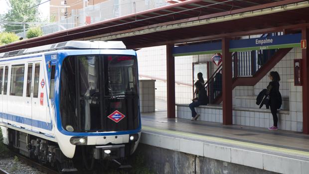 Un ángel en las vías del Metro de Empalme: «Saltó desde el otro andén y la rescató»