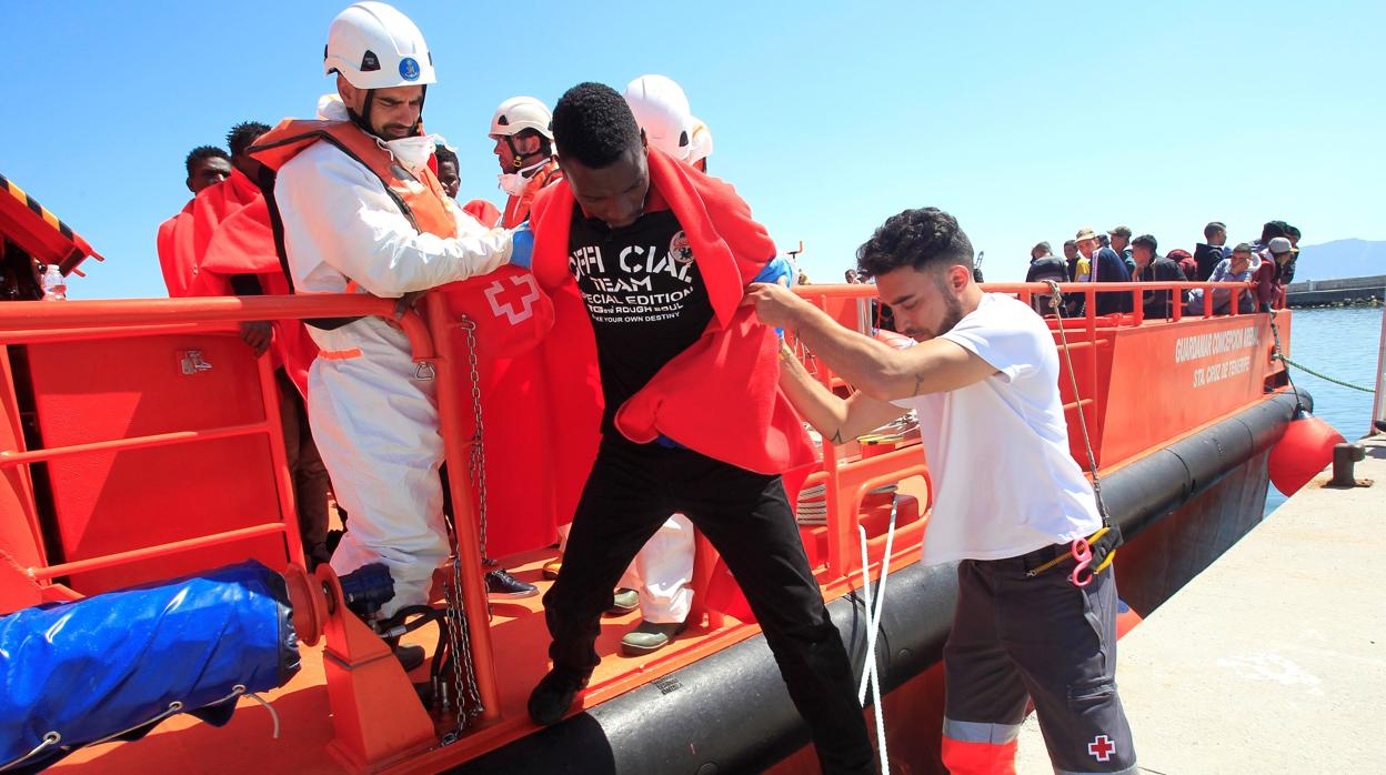 Uno de los 66 inmigrantes rescatados esta mañana por Salvamento Marítimo cuando viajaban a bordo de cuatro pateras en el Estrecho de Gibraltar este 13 de junio