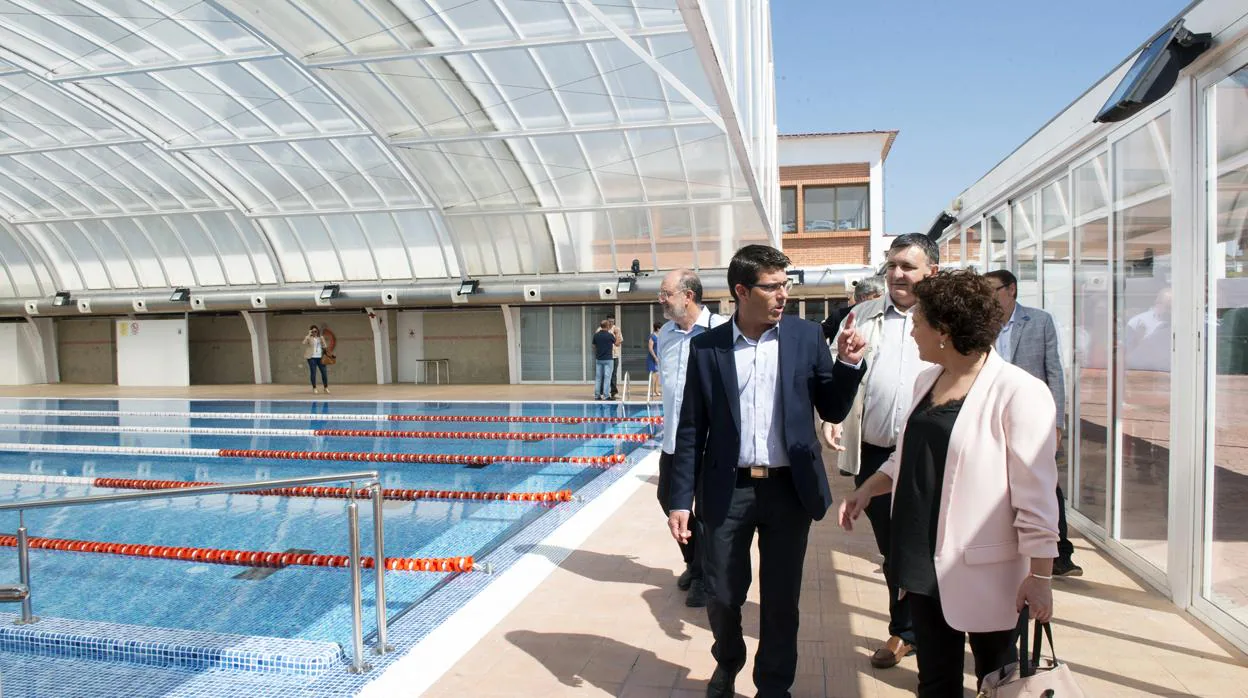 El president de la Diputació de València, Jorge Rodríguez, visitant la piscina de Benigànim