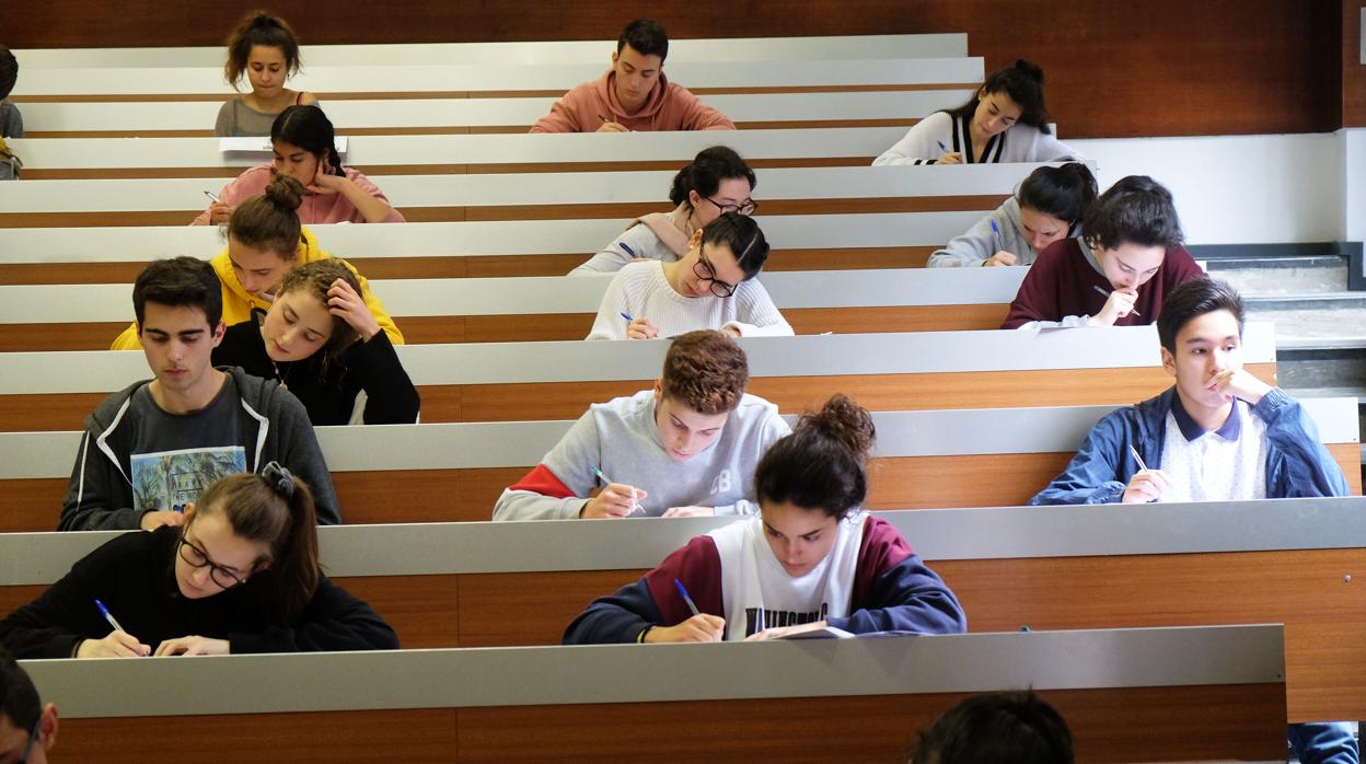 Estudiantes de Bachillerato realizando las pruebas de acceso a la Universidad en la Facultad de Medicina, Santiago de Compostela