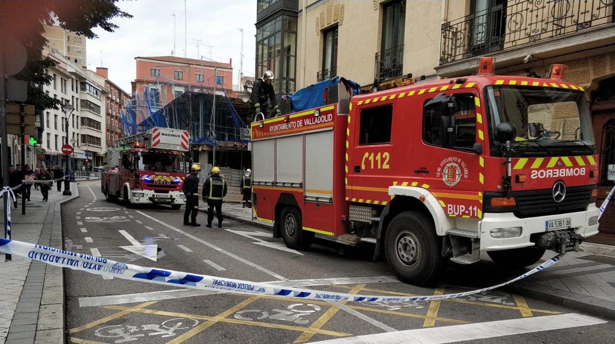 Tres dotaciones de bomberos se han desplazado hasta la vivienda