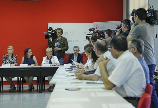 Oltra en la reunión de los preparativos del dispositivo de acogida del Aquaris en Valencia