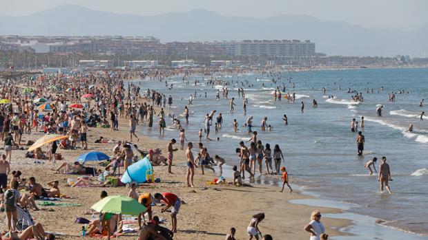 «Operación Triunfo», playa y un sol abrasador: Valencia vive con total normalidad la llegada del Aquarius