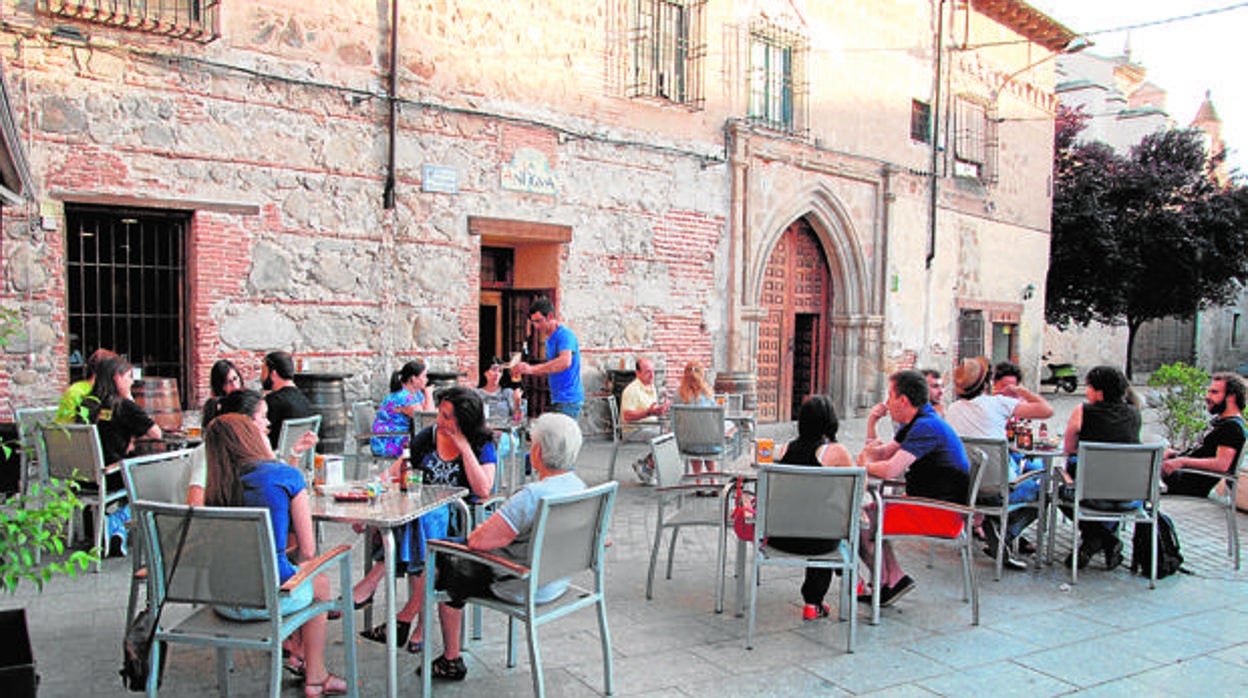 Terraza en la plaza del arzobispo Pedro Tenorio, en el casco antiguo de Talavera de la Reina