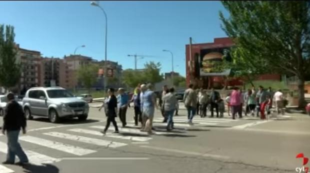 Los vecinos colapsan pasos de cebra para exigir semáforos en una avenida de Soria