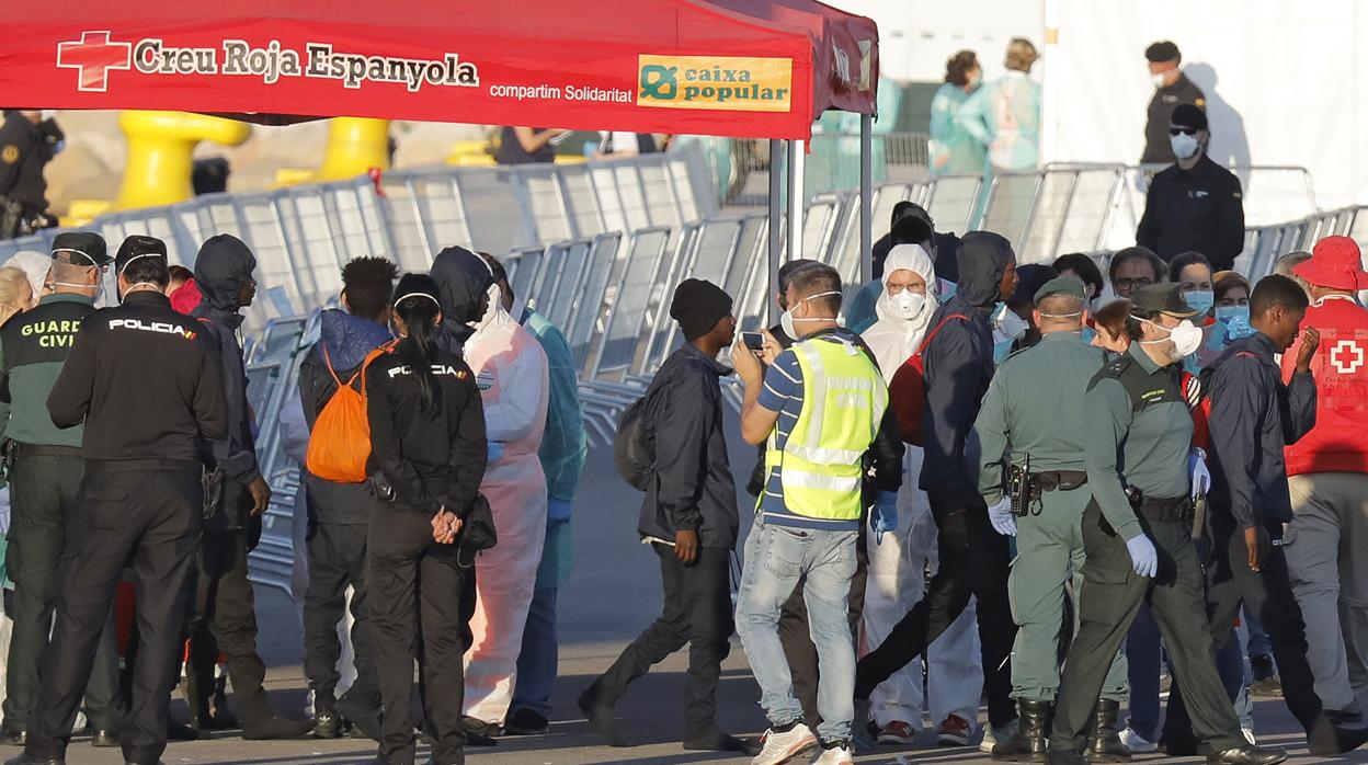 Imagen de la llegada de los inmigrantes al puerto de Valencia