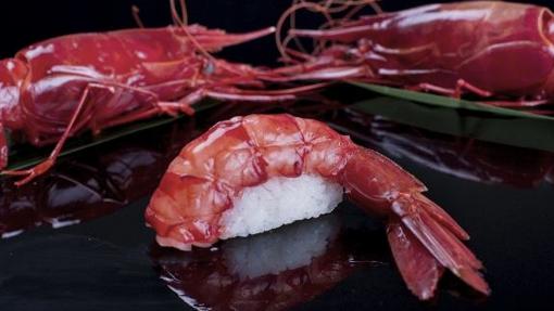 Niguiris de gamba roja y salmón especiado, especialidades del restaurante