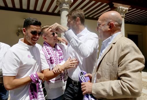 El oresidente de la Diputación, Jesús Julio Canero, con el presidente del Real Valladolid, Carlos Suárez, y varios jugadores tras el ascenso del equipo