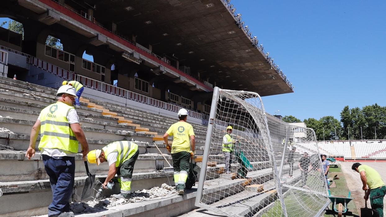 Varios operarios trabajando sobre el graderío del Estadio del Rayo Vallecano