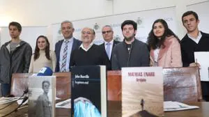 Alumnos miembros del jurado junto con el profesorado del IES Rosalía de Castro y directivos del premio