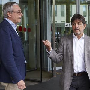 Oriol Pujol con su abogado, Xavier Melero, ante la Ciudad de la Justicia en julio de 2017