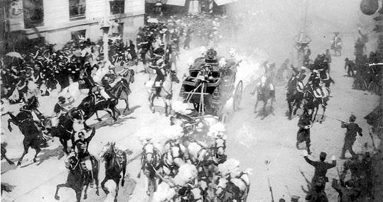 Fotografía del atentado contra Alfonso XIII y Victoria Eugenia, de Eugenio Mesonero Romanos, en 1906. La bomba fue lanzada desde el edificio de Casa Ciriaco