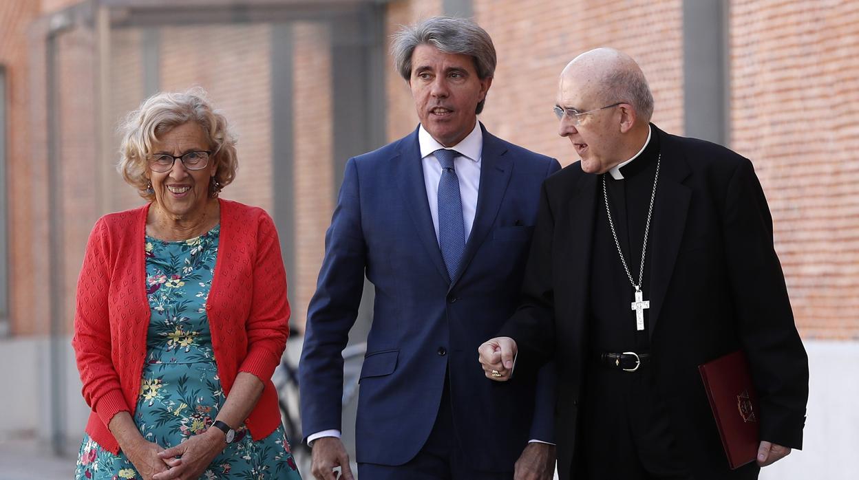 Manuela Carmena, Ángel Garrido y Carlos Osoro, ayer, durante el Global Compact sobre inmigrantes