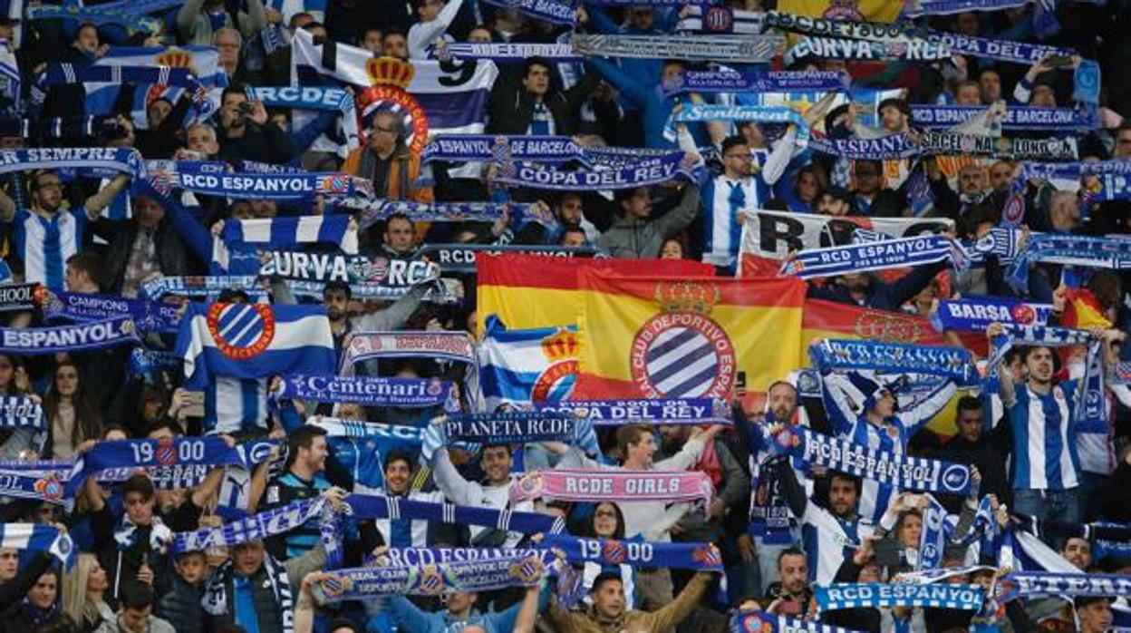 Aficionados del Espanyol en el campo del equipo catalán