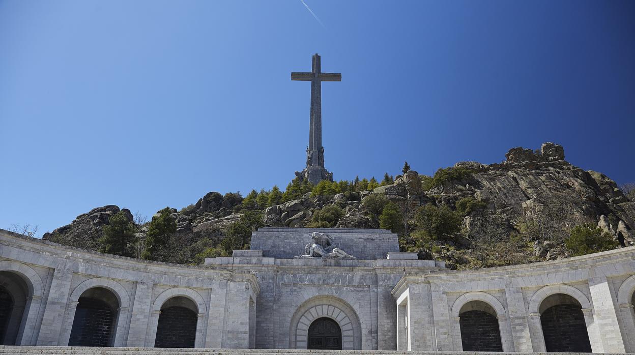 La basílica y Cruz en el Valle de los Caídos en San Lorenzo de El Escorial