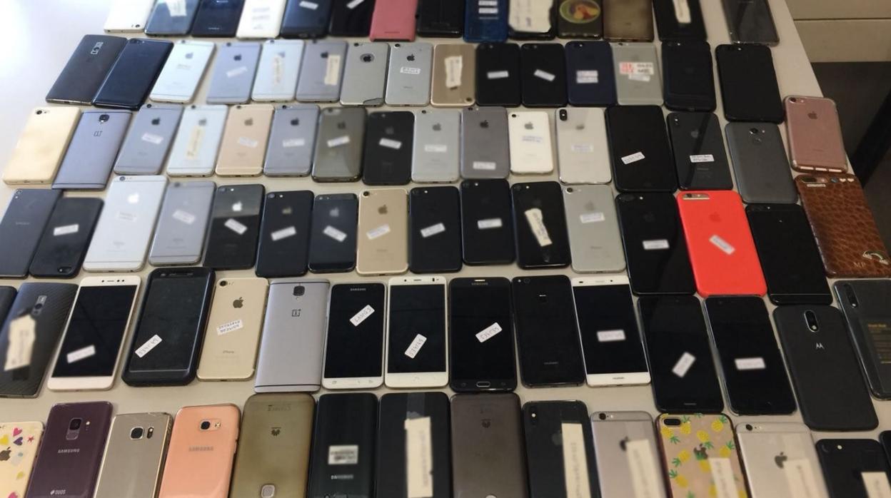 Algunos de los teléfonos recuperados por los Mossos
