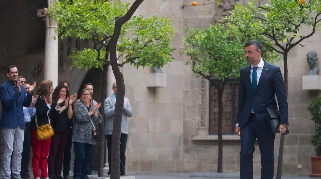 Santi Vila saliendo de una de sus últimas reuniones en la Generalitat