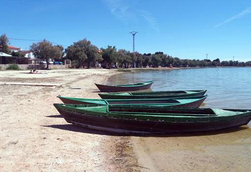 Las barcas se pueden alquilar para adentrarse en la laguna