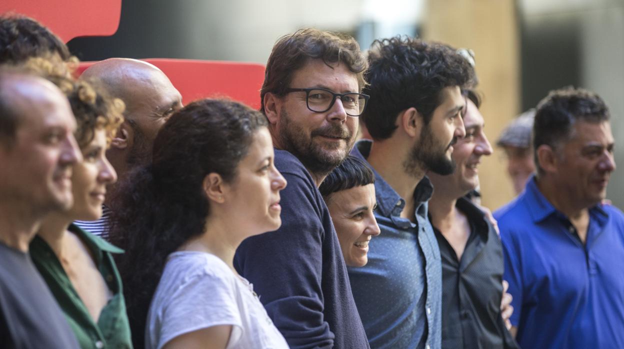 Oriol Broggi, junto al reparto de la obra inaugural del Grec