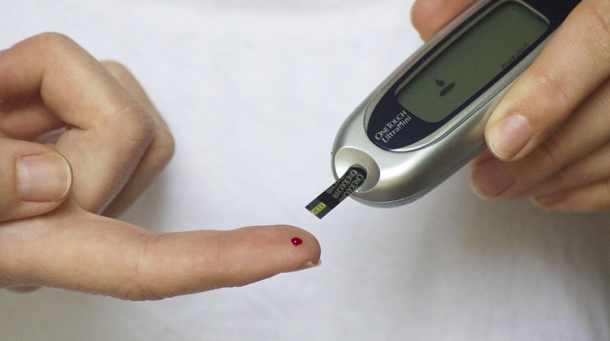 Los enfermos de diabetes deben realizarse pinchazos de forma recurrente